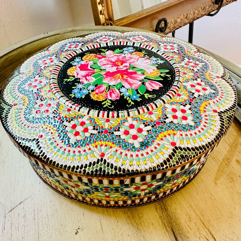 Vintage Daher Boho Decorative Ware Tin